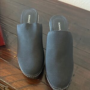 Pair of Donald Pliner mules in excellent shape!!